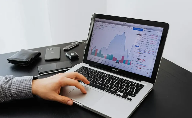 Imagen de portátil con productos financieros