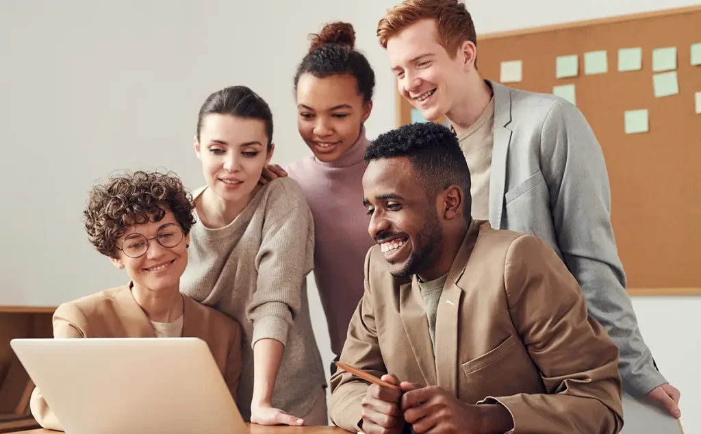 personas mirando a un portatil