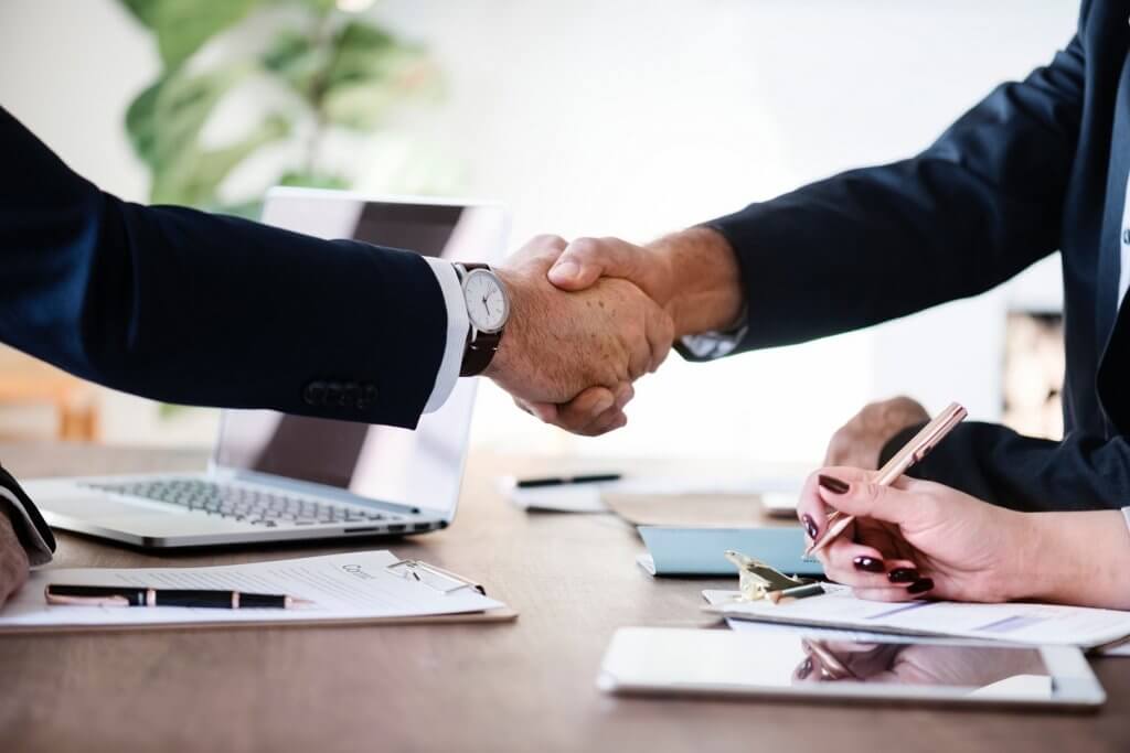 Socios llegan a un acuerdo y firman digitalmente