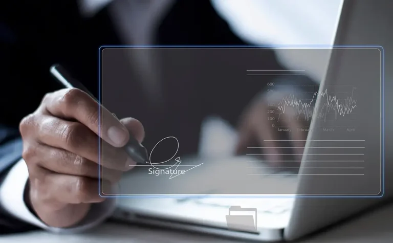 persona firmando electronicamente