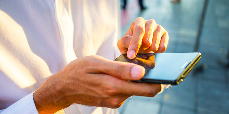 Directivo volviendo de la oficina firmando online