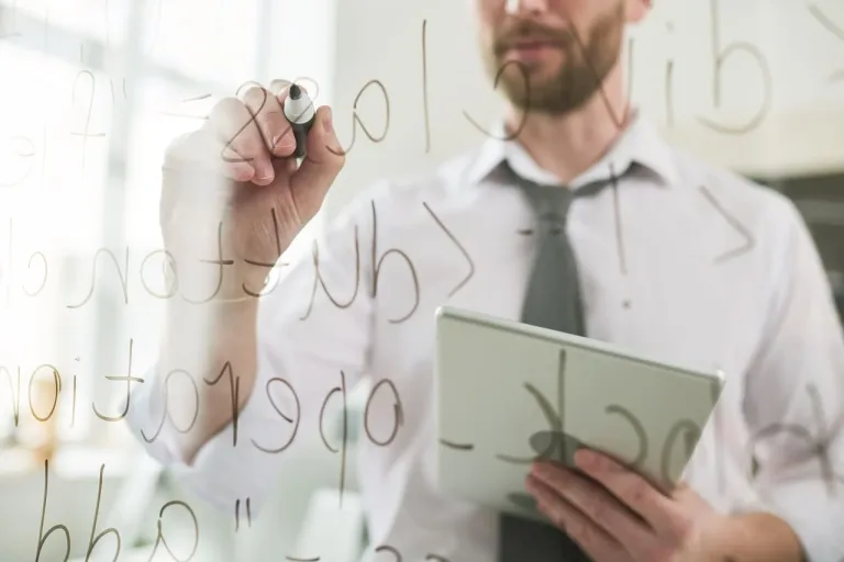 Profesional trabajando con firma digital para garantizar la validez en traducciones juradas