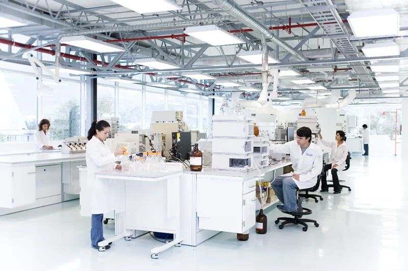 Grupo de técnicos analizando muestras en un laboratorio, representando la unión de los entornos colaborativos