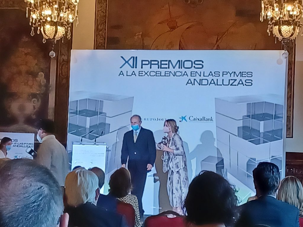 Nuestro CEO Antonio Cabrera recibiendo el premio