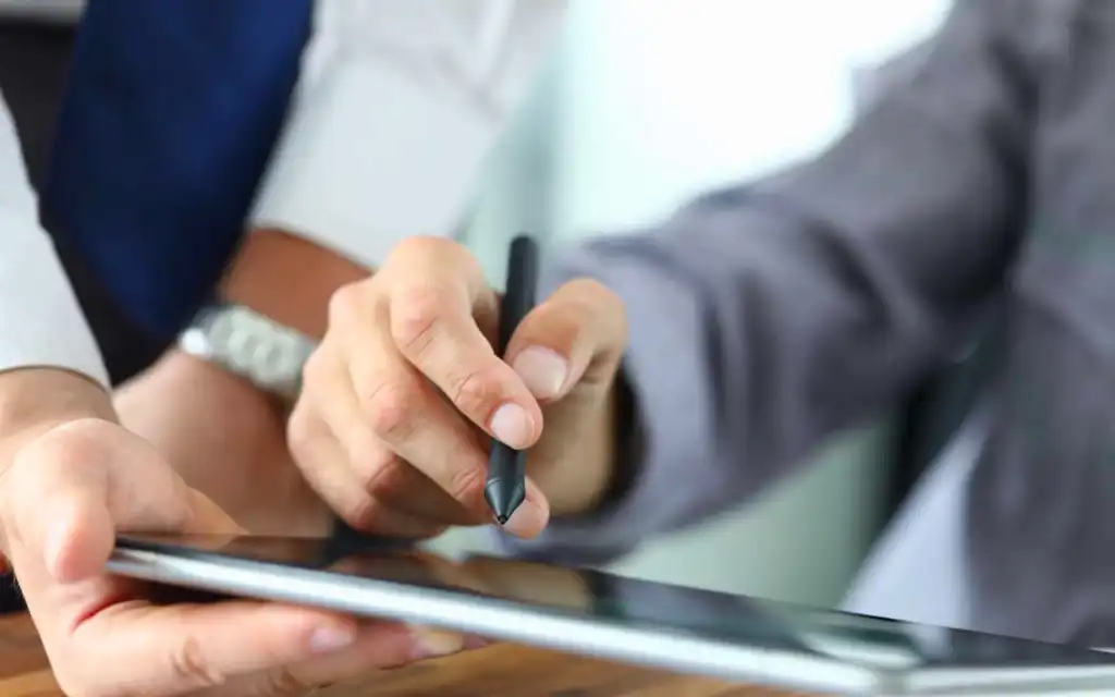 Tenant about to sign a lease online