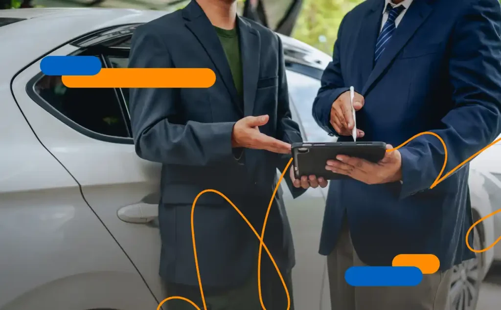 Dos personas con tabletas electrónicas gestionando un trámite de seguros de coche