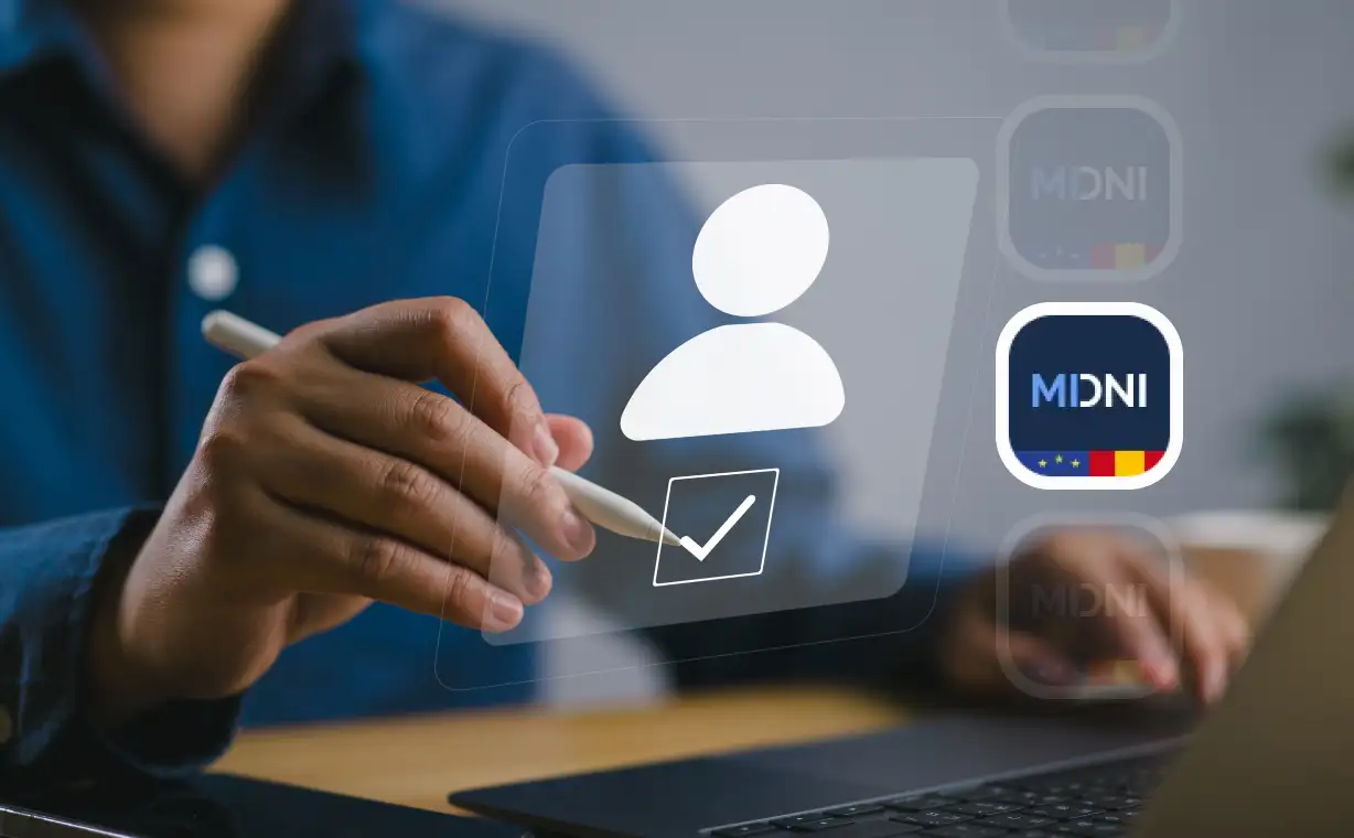 Persona utilizado una tablet para acceder a su identidad digital mediante la app miDNI, la herramienta oficial para gestionar el DNI digital