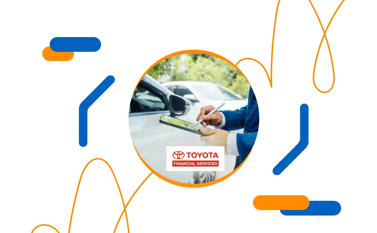 Manos utilizando un lápiz táctil sobre una tablet al lado de un coche, representando la integración de la firma electrónica en Toyota Seguros