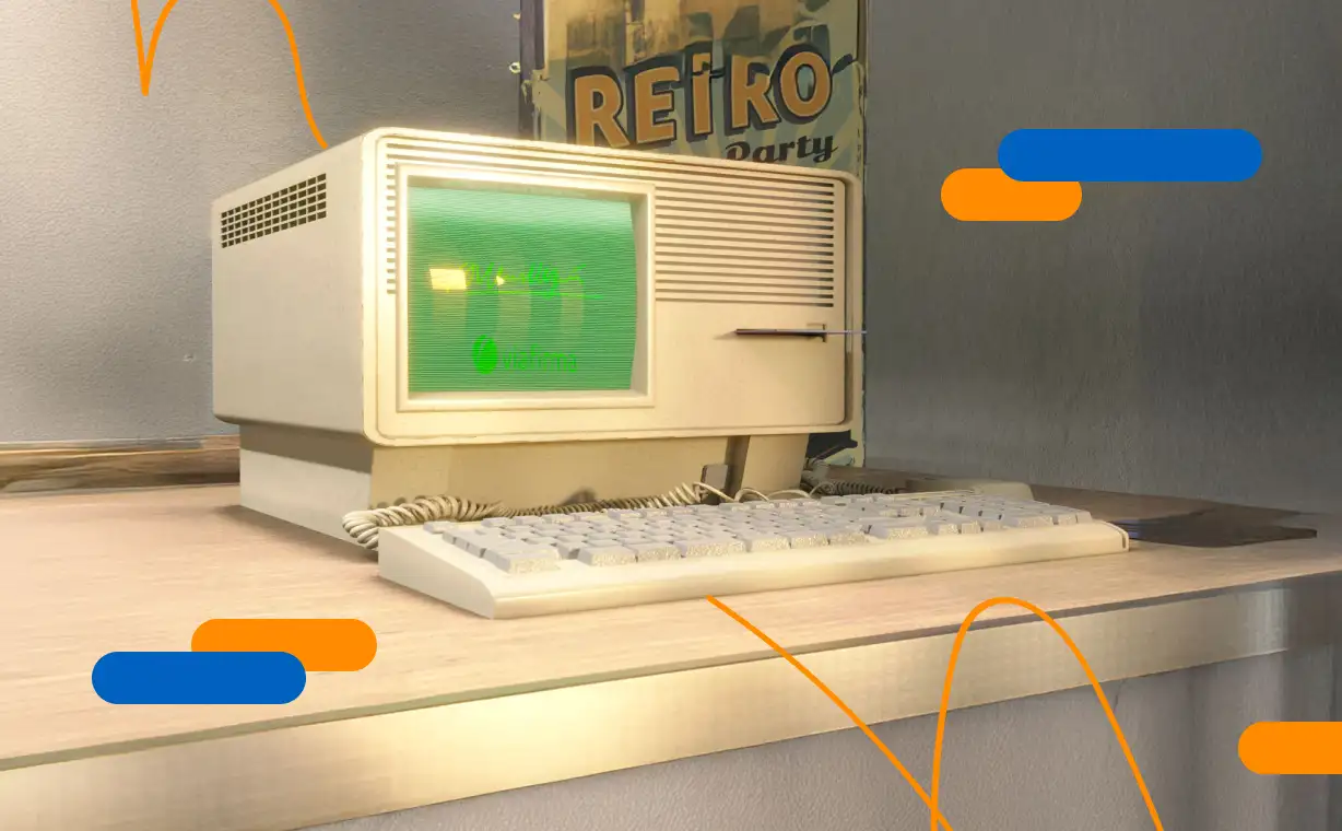 Computadora retro sobre escritorio con pantalla verde, simbolizando los inicios tecnológicos de Viafirma en el año 2000 como Viavansi, empresa pionera en soluciones digitales para instituciones públicas