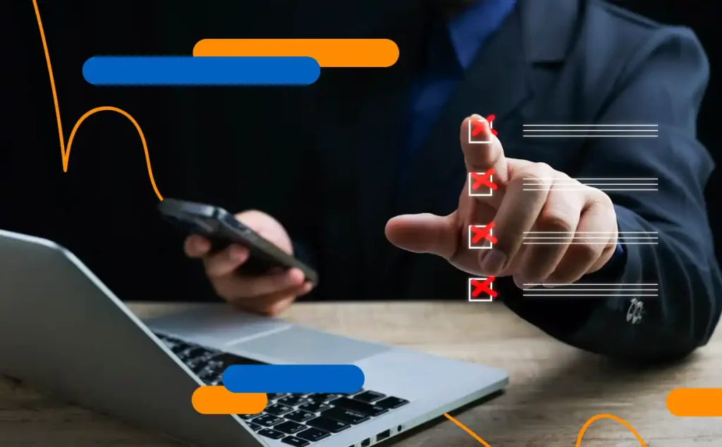 Imagen de un profesional gestionando accesos y autenticaciones electrónicas desde su móvil y portátil, en un contexto que ilustra los errores al usar el certificado digital y la importancia de la ciberseguridad y la protección de la identidad digital