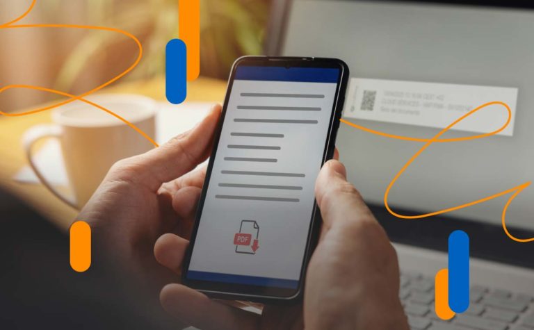 Persona escaneando un documento firmado digitalmente con CSV desde el móvil mientras visualiza el código QR en la pantalla del móvil