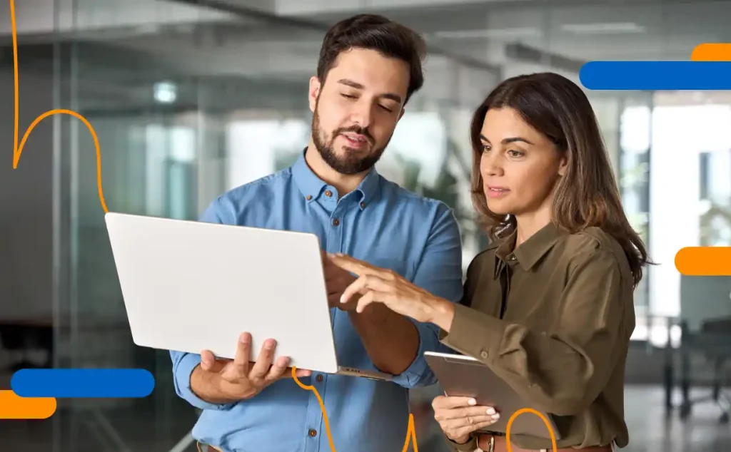 Dos profesionales revisando procesos digitales para ganar eficiencia en administracion con ayuda de la tecnología