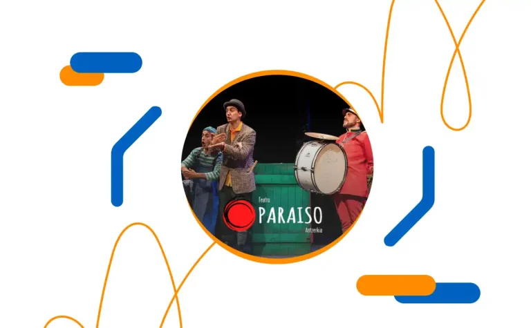 Actores en escena durante una obra de Teatro Paraíso, representando el caso e éxito en su proceso de digitalización