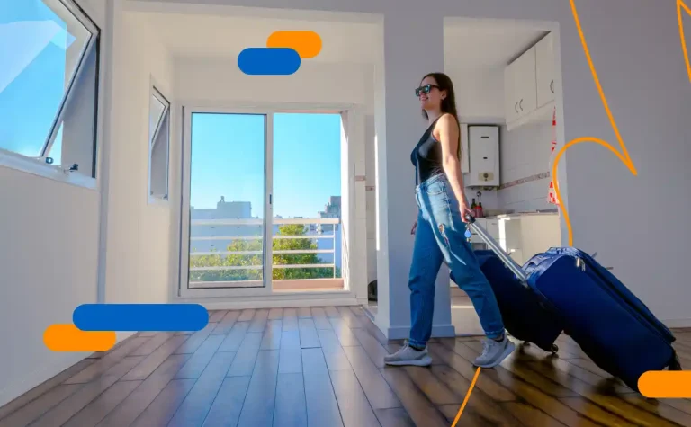 Mujer entrando a su nuevo hogar con maleta, ejemplo de transacciones rápidas en bienes raíces