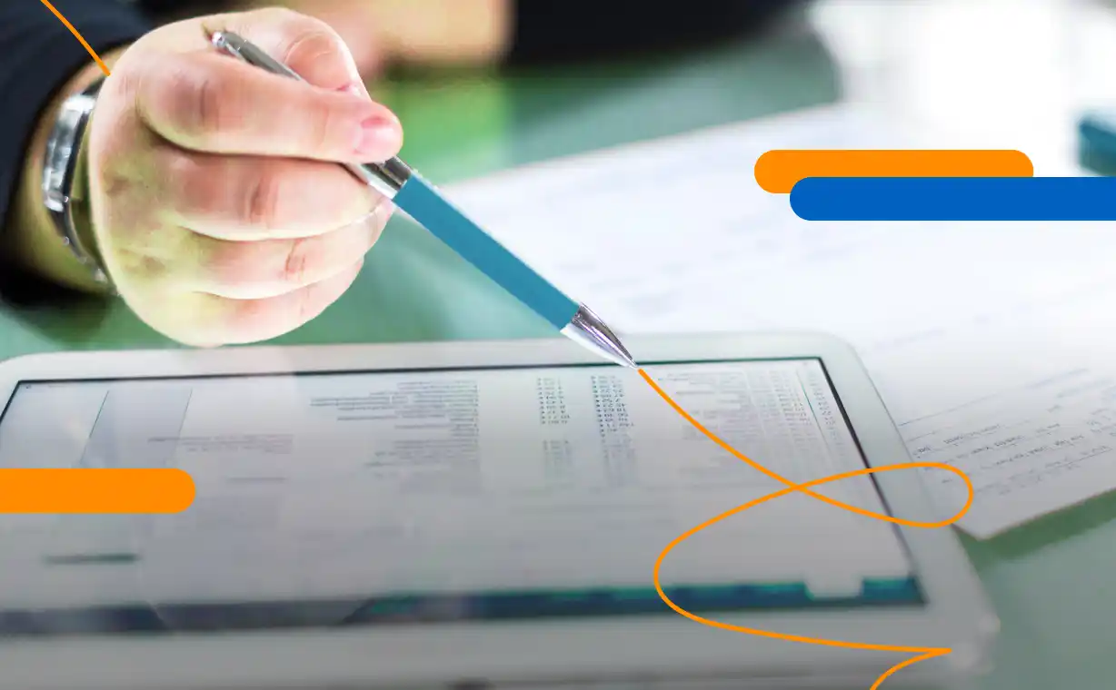 Persona revisando presupuestos digitales en una tableta con firma electrónica