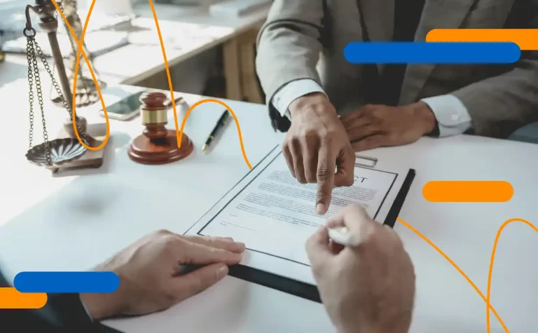 Notario revisando y firmando un contrato digital junto a un cliente