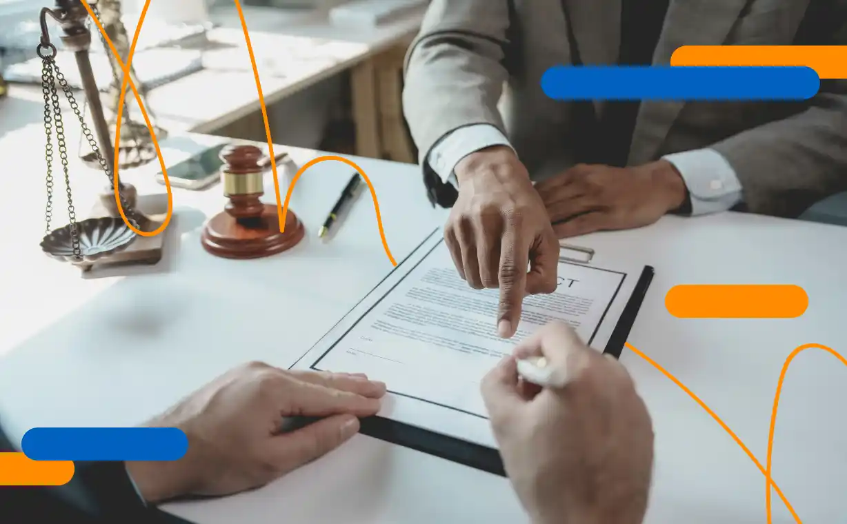 Notario revisando y firmando un contrato digital junto a un cliente