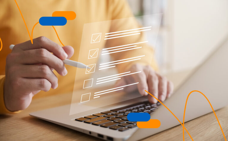 Manos marcando un checklist digital en un portátil, simbolizando cumplir con los requisitos de la Ley Antifraude 2026