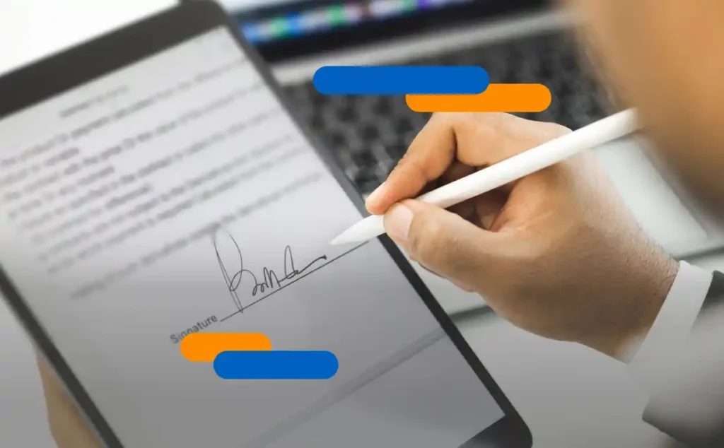 Persona firmando un documento digital en tablet con lápiz óptico mediante firma cualificada con Viafirma, garantizando fuerza probatoria y cumplimiento del Reglamento eIDAS